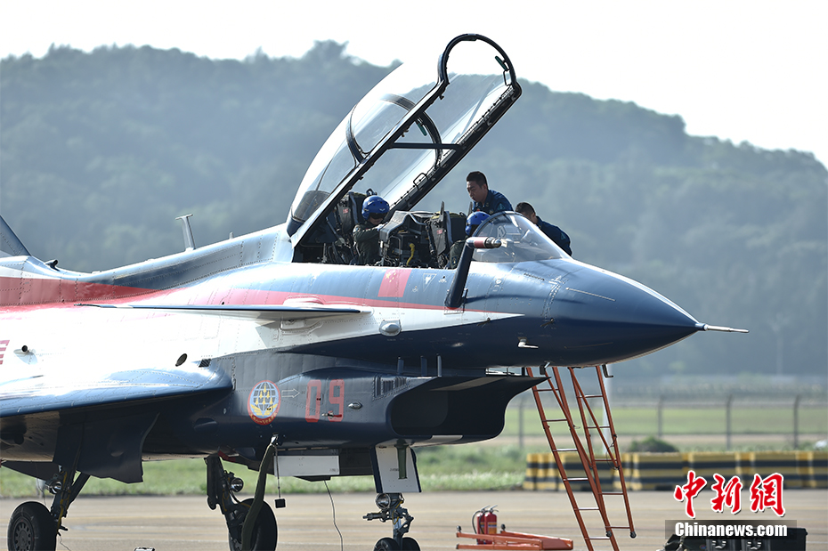  圖為11月1日，中國空軍八一飛行表演隊整裝待發(fā)。圖為女戰(zhàn)斗機飛行員亮相。