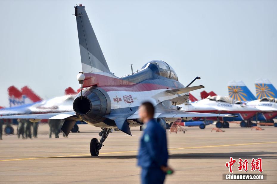  圖為11月1日，中國空軍八一飛行表演隊整裝待發(fā)。圖為女戰(zhàn)斗機飛行員亮相。